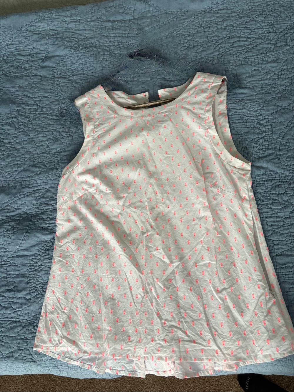 Vineyard Vines White Sleeveless Tank with Pink Pineapple Motif